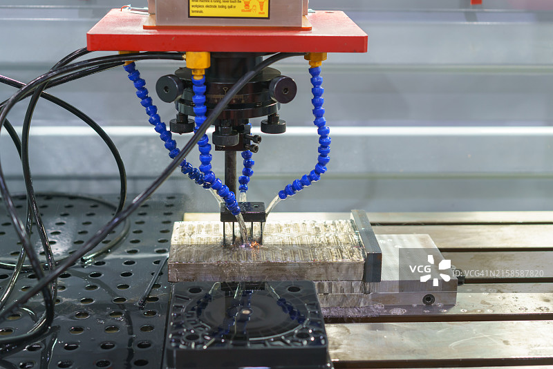 运行中的数控机床图片素材