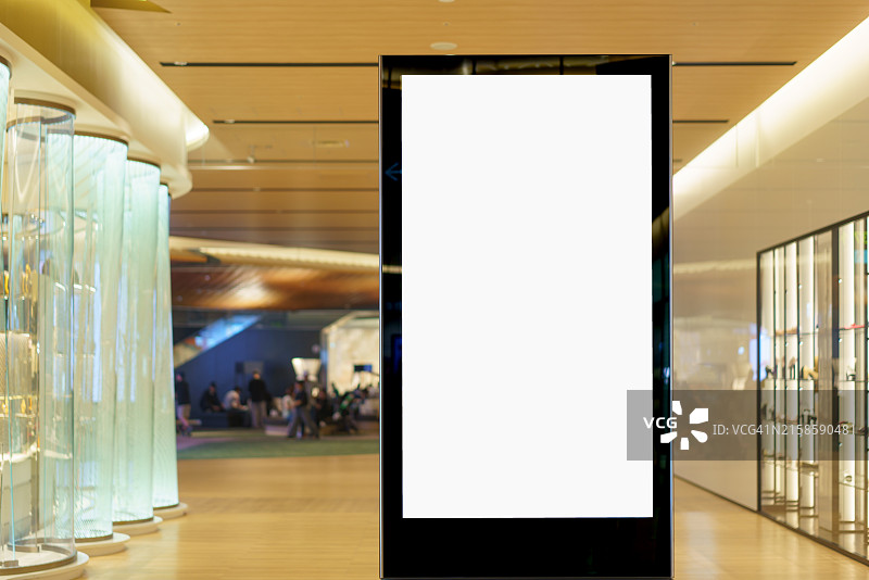 机场购物区的空白数字广告牌图片素材