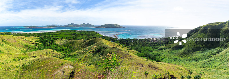 斐济蓝泻湖岛度假村后方山丘的徒步旅行，展现出令人惊叹的葱郁热带风光图片素材