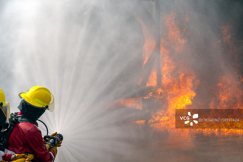 消防员用水灭火图片素材