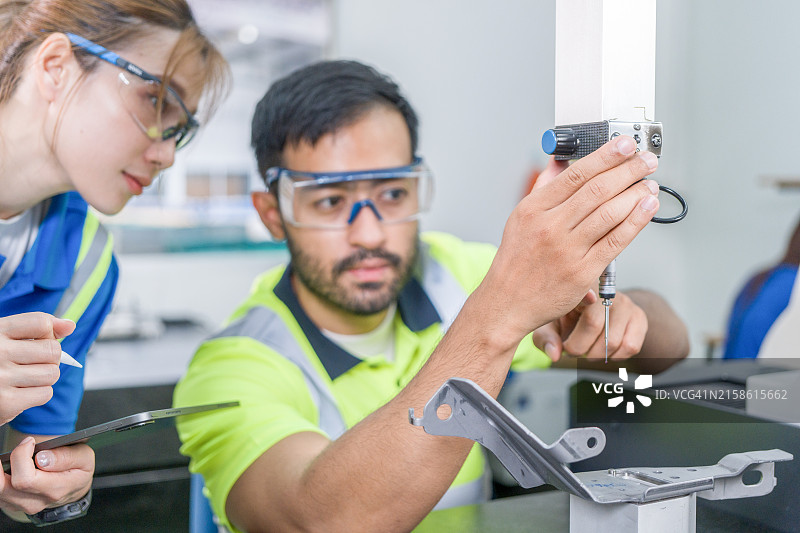 检验员使用坐标测量机图片素材