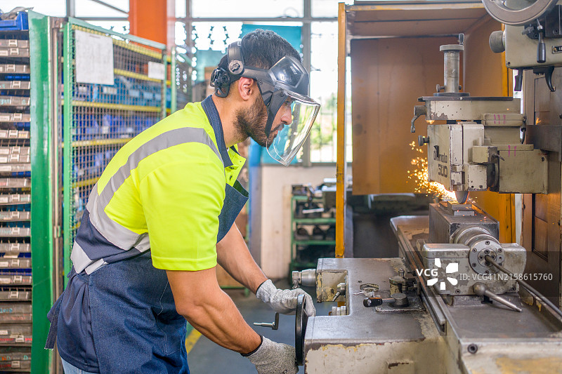 重工业手工操作图片素材