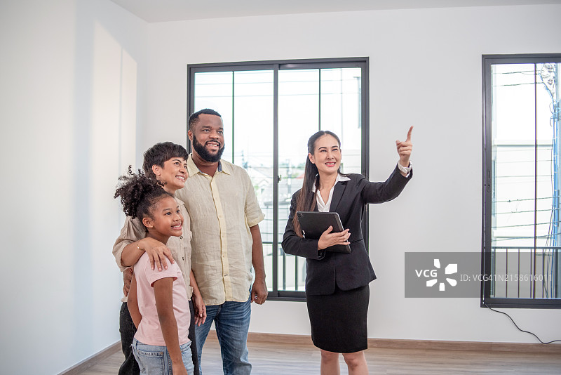 房地产经纪人向家人展示房屋图片素材