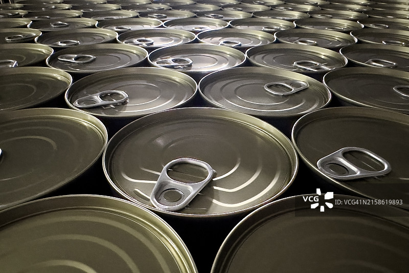 泰国差春骚府，自动传送带上许多易拉罐金枪鱼罐头特写，等待装入篮子进行灭菌，东南亚图片素材