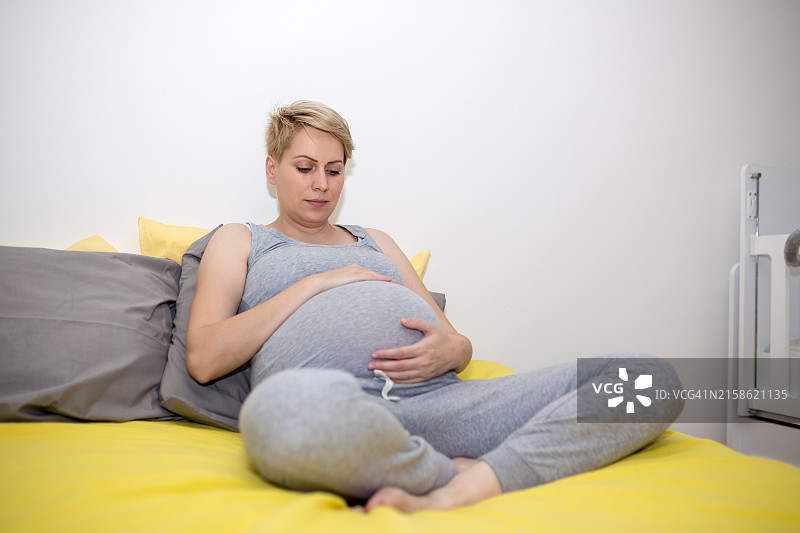 孕妇在床上图片素材
