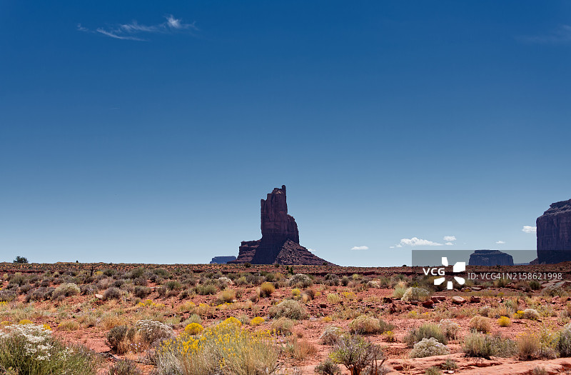 纪念碑谷中大印第安和其他砂岩孤丘的广角全景图片素材