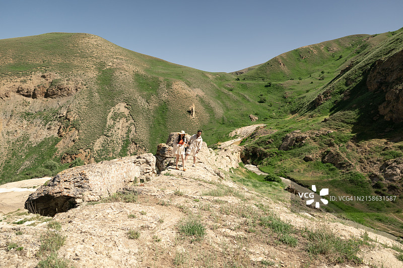 情侣在山区徒步旅行图片素材