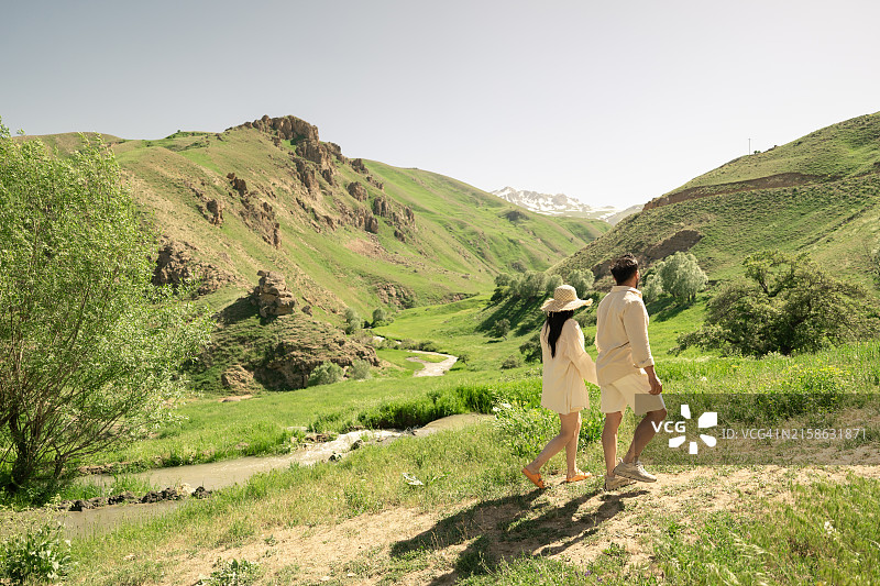 快乐的游客夫妇徒步旅行图片素材