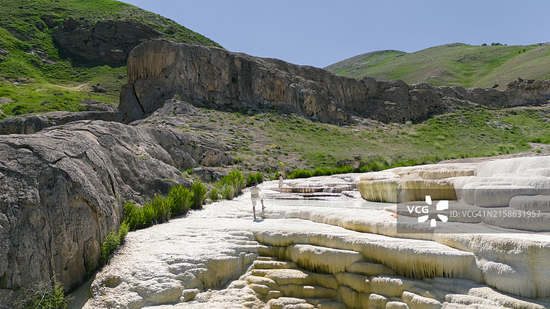 情侣在凡城/巴斯卡莱石灰华拍照（无人机视角）图片素材