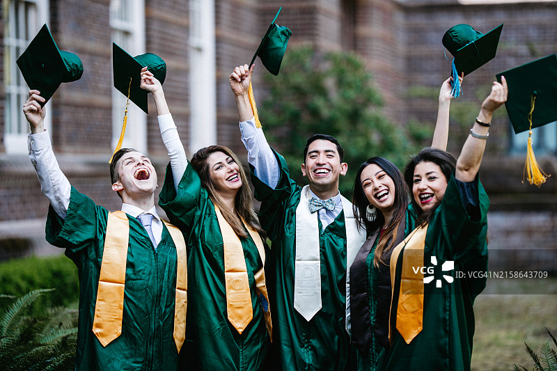 一群大学生庆祝毕业图片素材