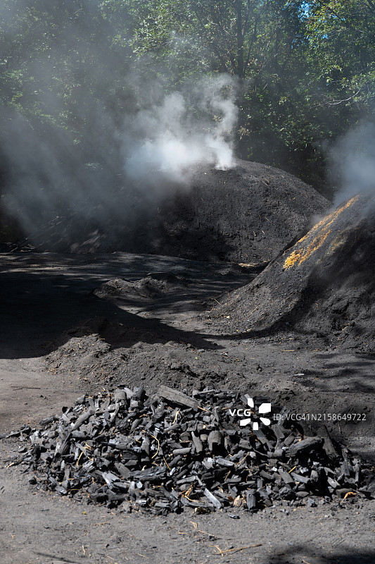 伊斯坦布尔卡塔卡地区的木炭制造者图片素材