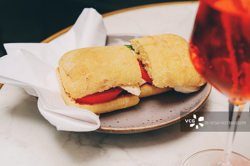 全麦恰巴塔面包中的番茄和马苏里拉奶酪图片素材