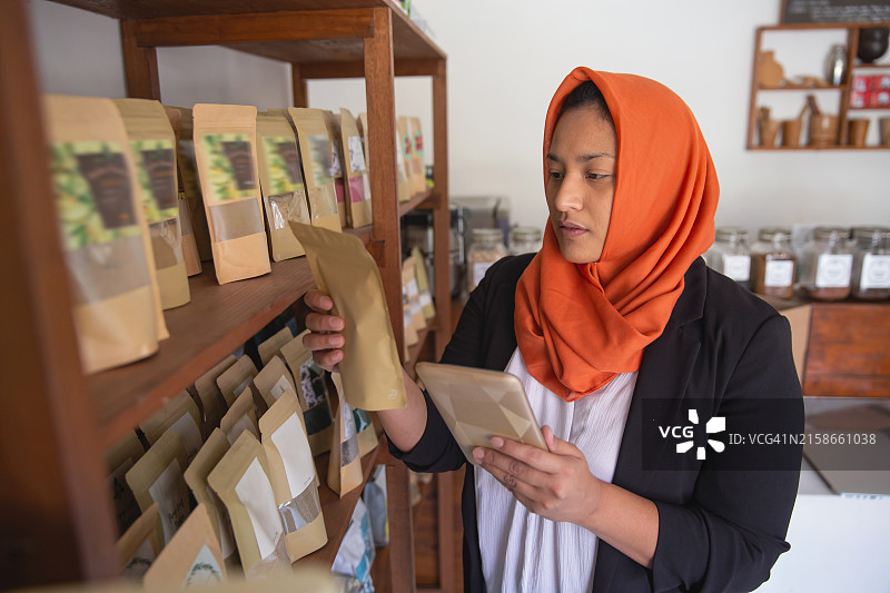 穆斯林顾客在有机健康商店选择购买商品图片素材