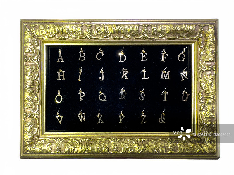 华丽金色框架中的金色字母吊饰图片素材