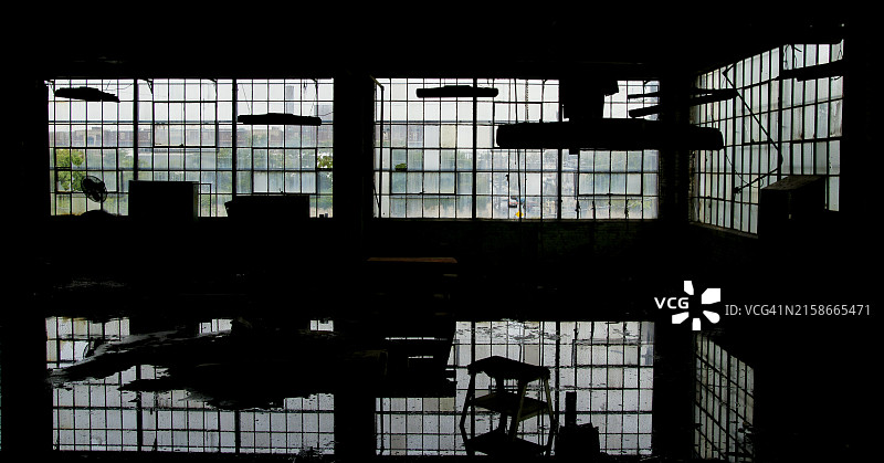 废弃建筑内被洪水淹没的景象图片素材