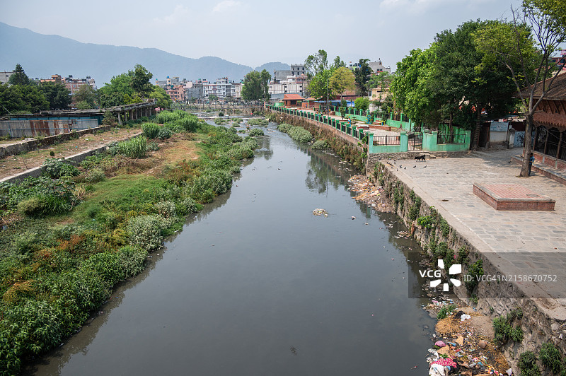 流经尼泊尔首都加德满都的比斯努马蒂河，受到污染，水质无法饮用，甚至不适合清洁图片素材