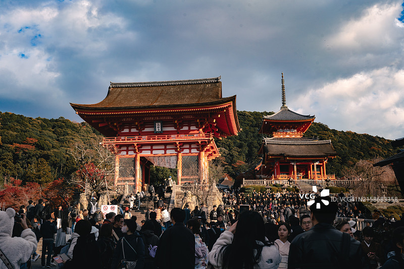 京都清水寺的拥挤人群图片素材