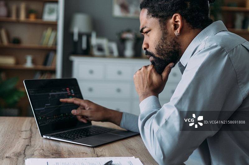 商人在家办公时使用金融科技图片素材