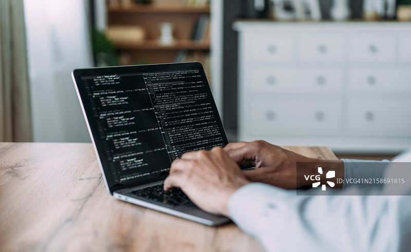 年轻男人在家编程图片素材