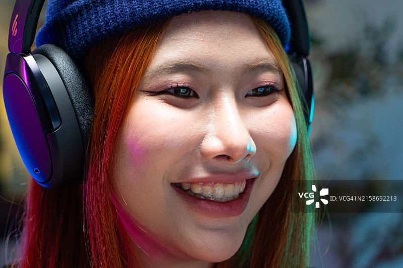 亚洲网红通过在线平台与观众交谈图片素材