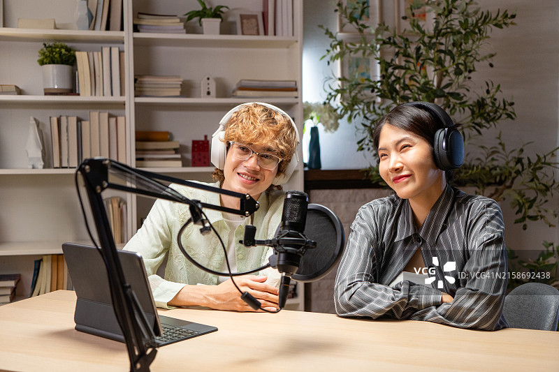 播客访谈节目：两位主持人对谈图片素材