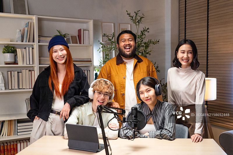 播客节目中的一群朋友的肖像图片素材