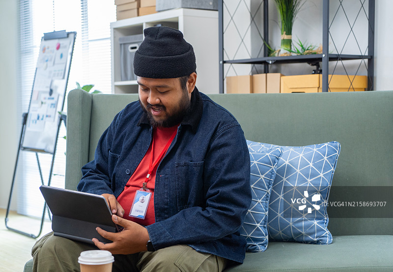 使用平板电脑的亚洲男人图片素材