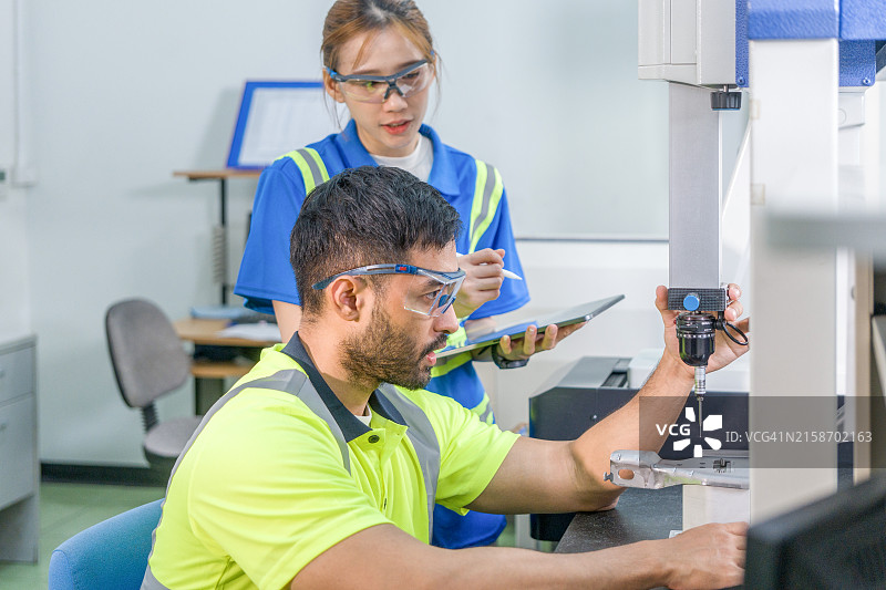 检验员使用坐标测量机图片素材