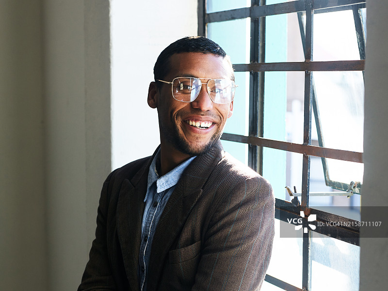 自信优雅的微笑图片素材