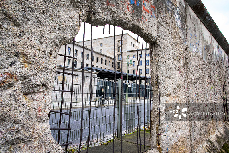 德国恐怖地形博物馆的柏林墙遗迹图片素材