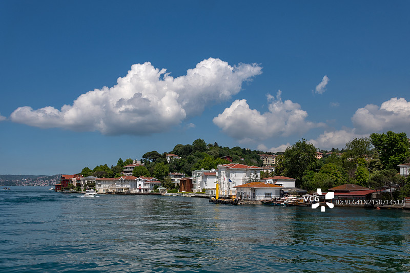 土耳其伊斯坦布尔博斯普鲁斯海峡的奢华生活图片素材