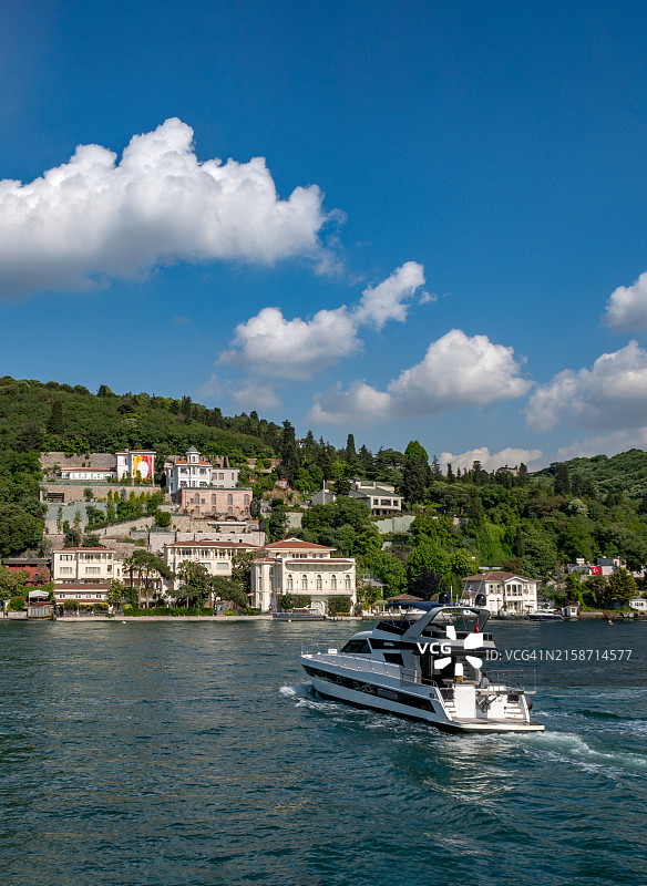 土耳其伊斯坦布尔博斯普鲁斯海峡的奢华生活图片素材