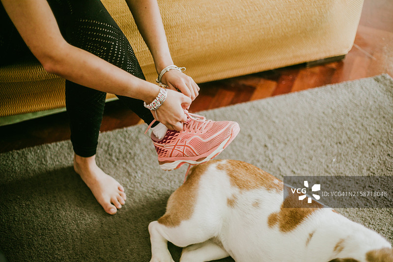 年轻的拉丁女人系跑鞋鞋带图片素材