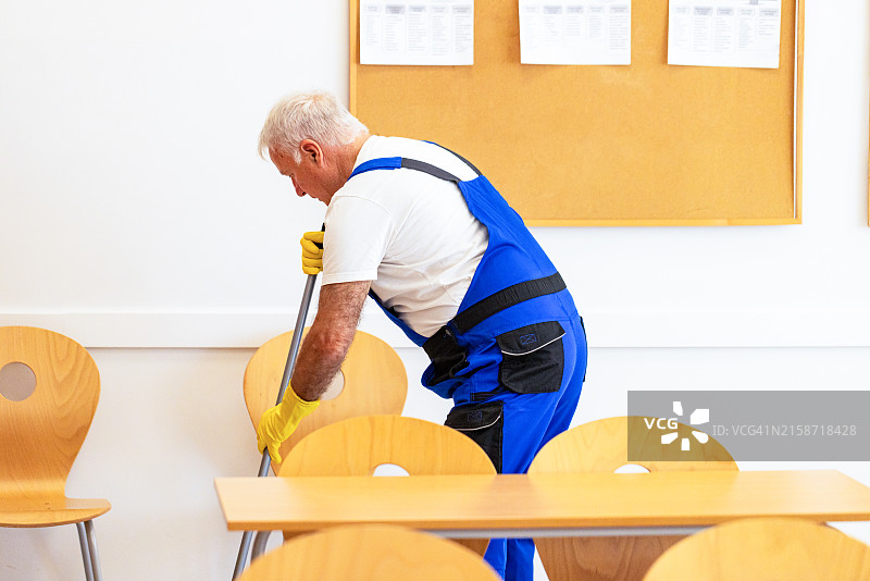 男人清洁学校教室图片素材