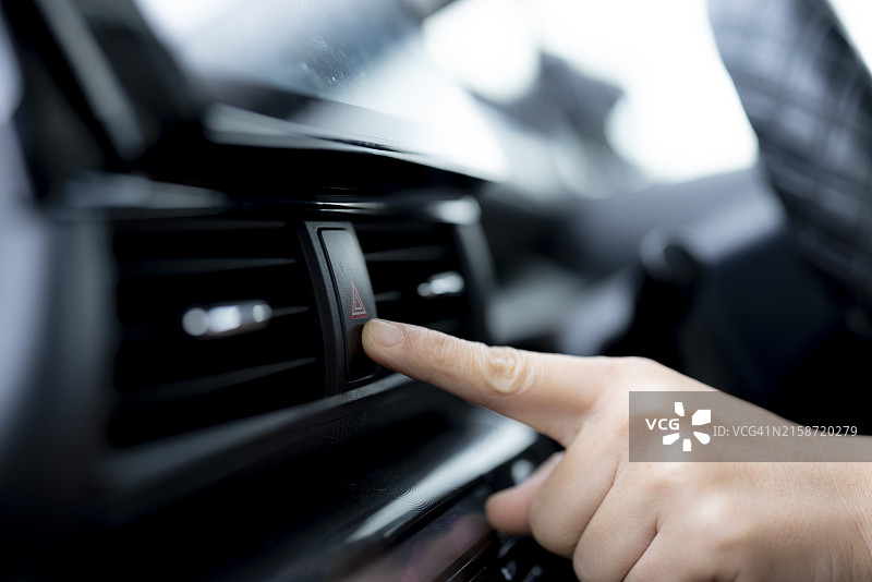 车内紧急照明按钮特写图片素材