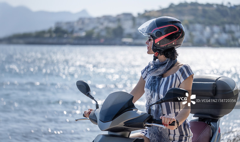 在夏日骑摩托车的女人图片素材