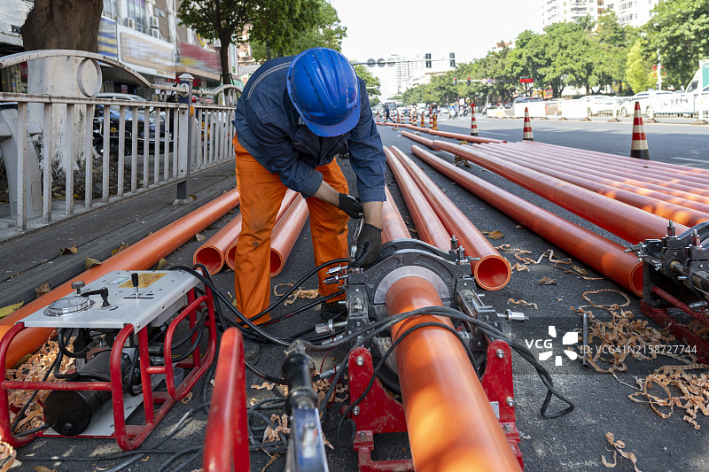 工程人员正在修理管道图片素材