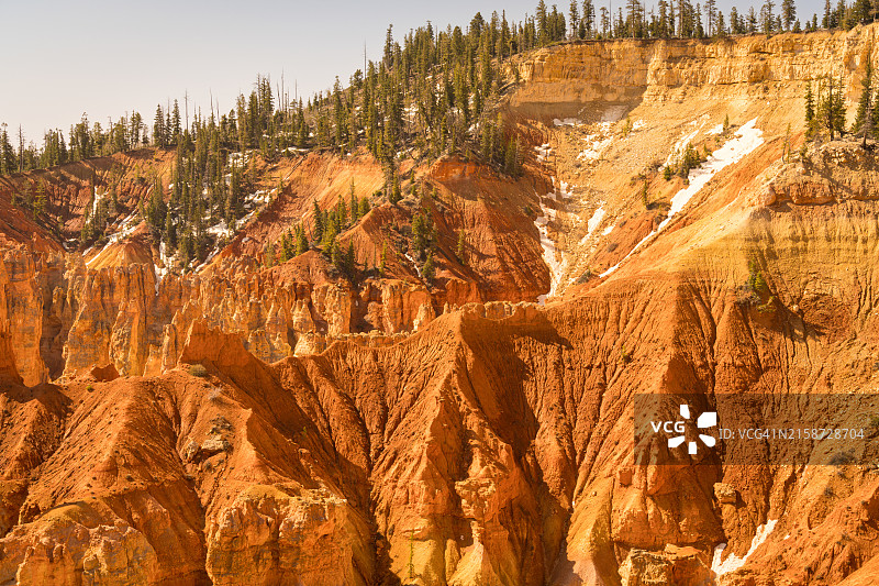 布莱斯国家公园的雪和红色砂岩图片素材