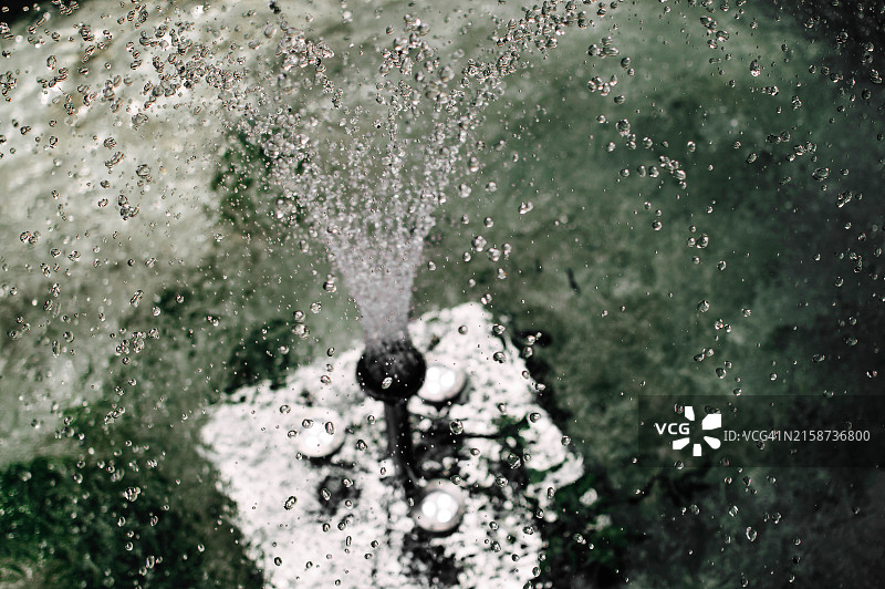 公园喷泉飞溅特写图片素材