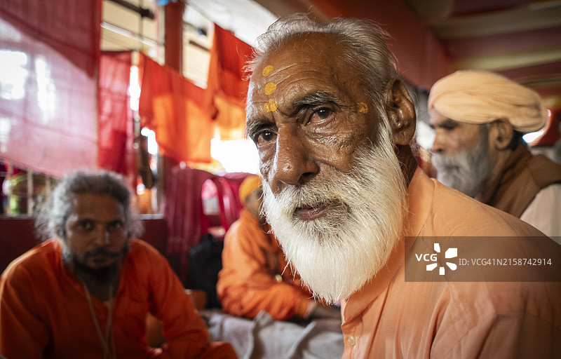 印度卡马克雅神庙的信徒图片素材