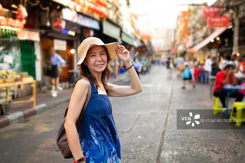 成年的亚洲女人发现曼谷的街道图片素材