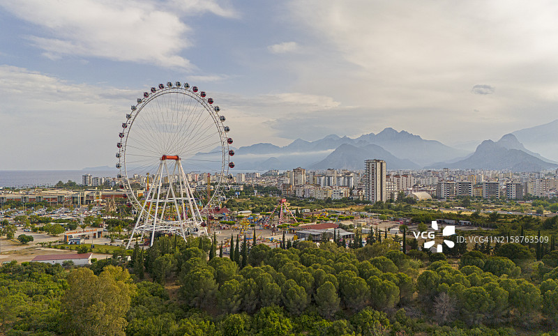 日落时安塔利亚市的空中全景图片素材