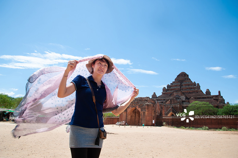 在缅甸蒲甘发现古老佛塔的亚洲女游客图片素材
