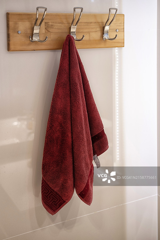 特写：浴室里悬挂的毛巾图片素材