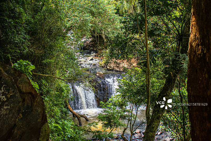 阿根廷米西奥内斯伊瓜苏港姆博凯溪瀑布图片素材