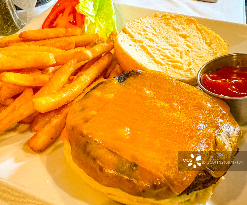 芝士汉堡配薯条图片素材