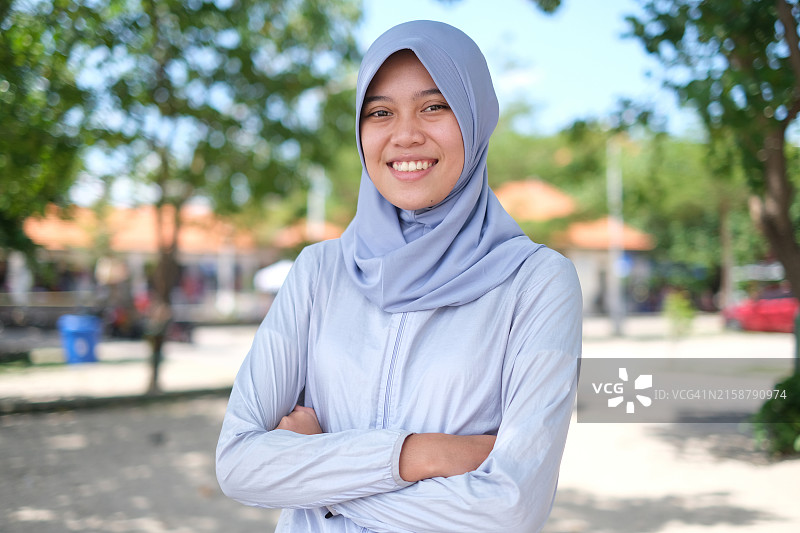 在公园里微笑的印尼穆斯林妇女图片素材