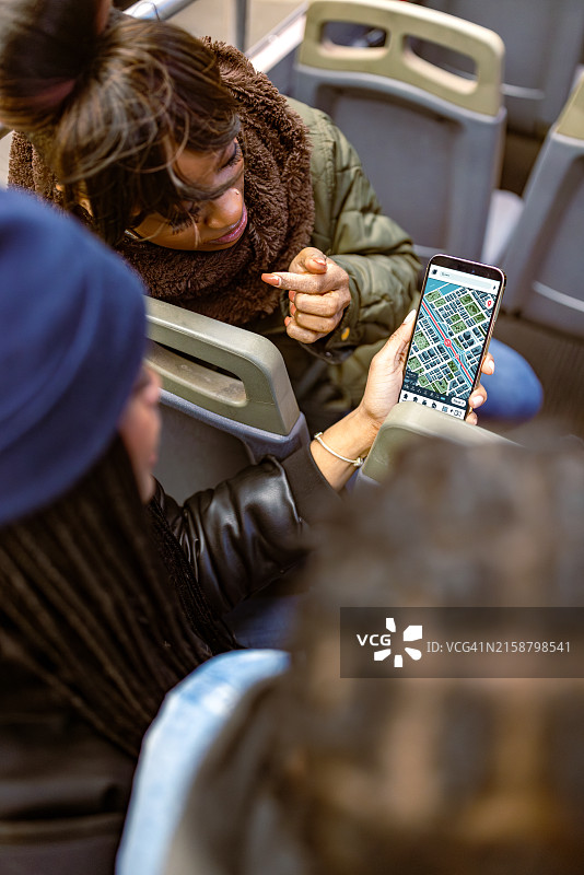 在黄昏时查看公共交通工具上的路线图片素材