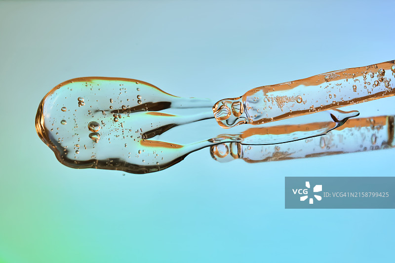 绿色背景脸部护肤精华液滴图片素材