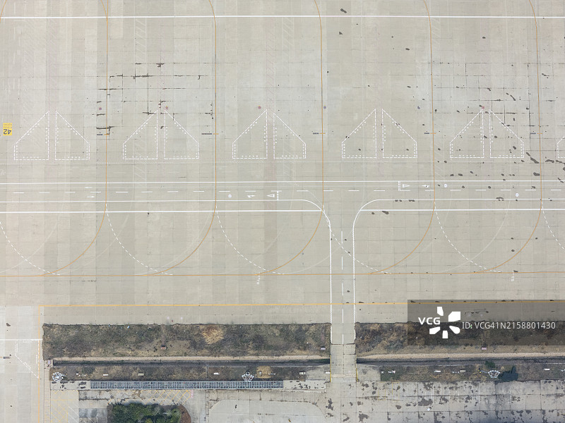 空旷的机场跑道图片素材